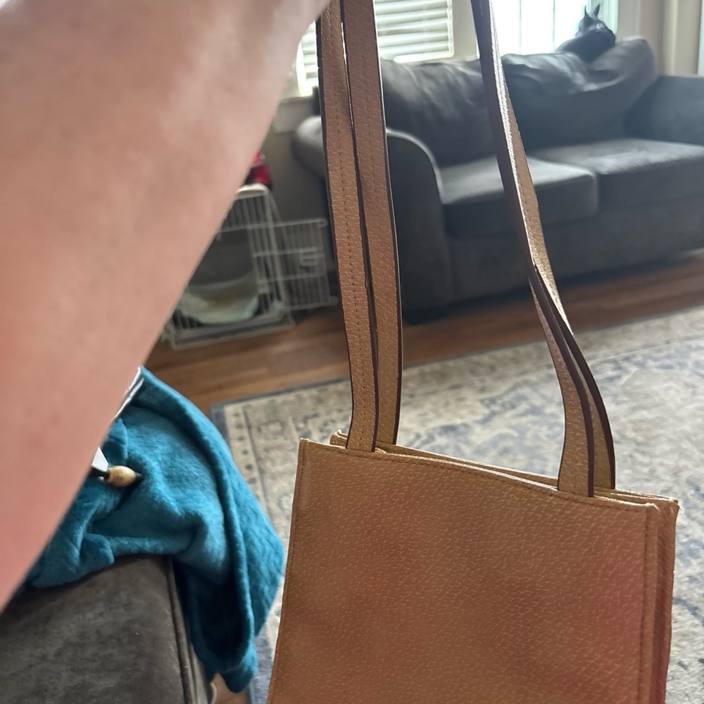 Elegant Tan Leather Shoulder Bag